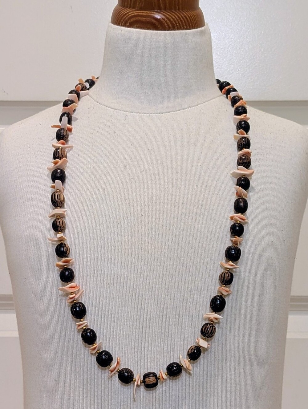 EUC 70s Hawaiian Kukui Nut and Seashell Necklace with Goldtone Spacer Beads